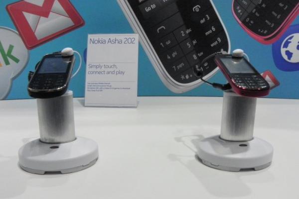 MWC 2012: Nokia Asha 202 preview - telefon dual SIM de 60 de euro, cu touchscreen (Video)
