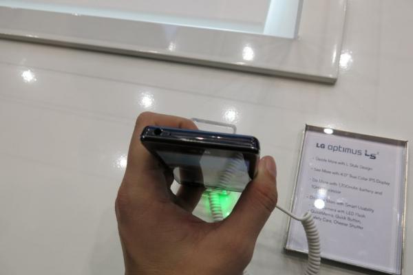 MWC 2013: LG Optimus L5 II Într-un scurt preview, telefon de buget al anului 2013 (Video)