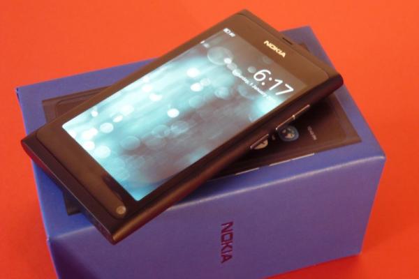 Nokia N9 scos din cutie În premieră În România la Mobilissimo.ro! (Video)