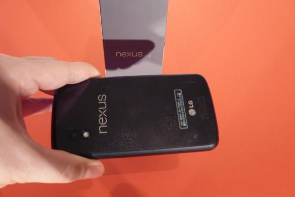 Google Nexus 4 unboxing: scoatem din cutie cel mai nou Google Phone, vine fără căști! (Video)