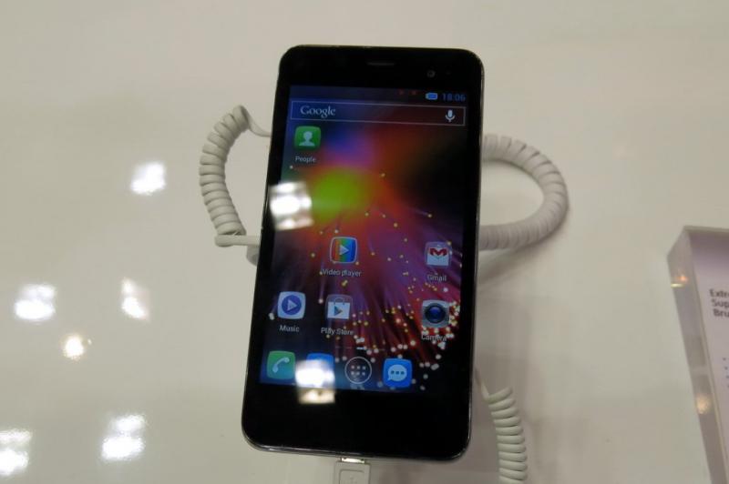 MWC 2013: Alcatel One Touch Star hands on - e loc și pentru midrange la MWC! (Video): alcatel_one_touch_star_03jpg.jpg