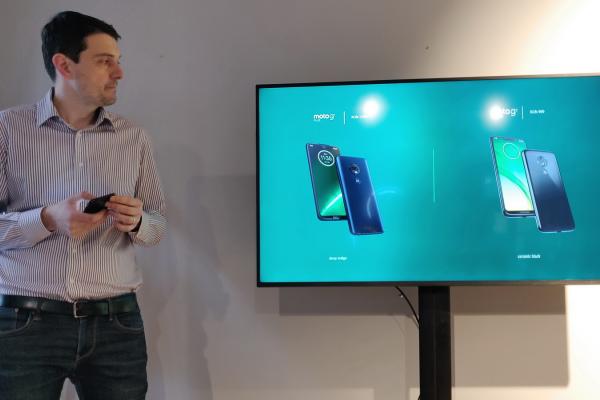 Motorola anunţă planuri şi estimări pentru anul 2019 în România: 100.000 de smartphone-uri vândute, cotă de piaţă de 5%