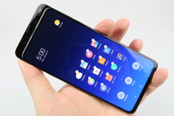 Xiaomi Mi Mix 3: Design original, experimental, glisarea nu convinge