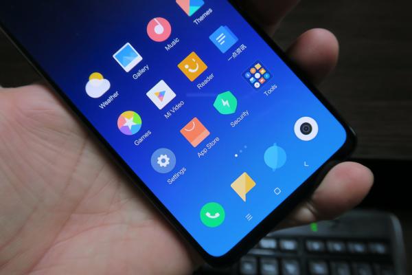Xiaomi Mi Mix 3: Display foarte luminos, imersiv; Nu e deranjat de camera selfie sau senzori