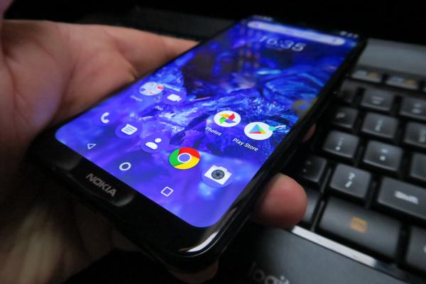 Nokia 5.1 Plus: Display luminos, puţin albicios, breton misterios