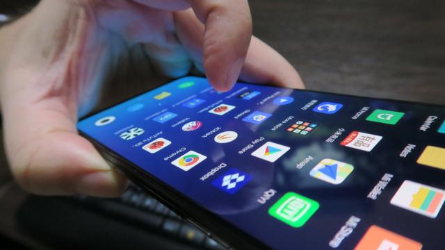 <b>Xiaomi Mi Mix 3: Benchmark-uri de top 10 cu siguranţă, performanță excelentă</b>Xiaomi Mi Mix 3 şosea pe final de 2018 cu dotări adecvate cerinţelor momentului, de cel mai bun CPU Snapdragon de pe piaţă la o cantitate mulţumitoare de RAM. Ulterior primea şi o variantă cu 10 GB RAM, dar noi ne axăm pe cea cu 6 GB RAM şi 128 GB stocare