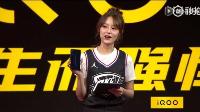 <b>Vivo iQOO bifează o apariție reală și nu este un smartphone pliabil; Pare a fi un device de gaming</b>Un telefon ce ne-a făcut curioși în ultima săptămână a fost și Vivo iQOO, device pe care inițial îl credeam a fi un pliabil în toată regula mai ales după apariția unor fotografii ce păreau făcute într-o sală de ședințe. Din păcate nu este 