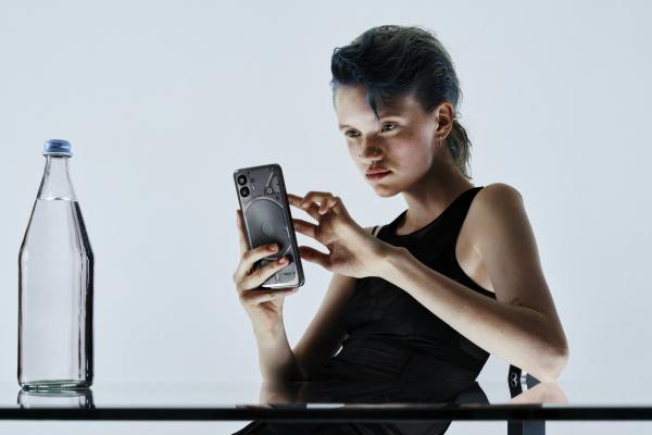 Nothing Phone (2) prezentat în randări de presă detaliate, cu interfață Glyph actualizată și două variante de culoare