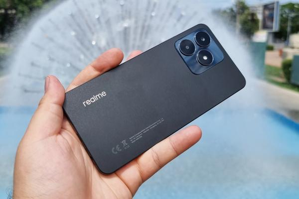 Am testat realme C53, un smartphone accesibil cu design îndrăzneț și display generos; Merită cumpărat?