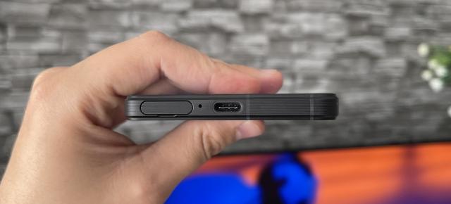 Sony Xperia 1 V: Baterie peste câţiva grei, realizarea e că are 5000 mAh în aşa corp