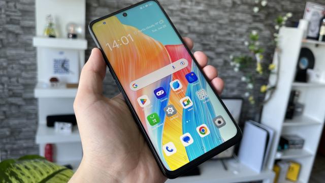 <b>OPPO A98 5G: Display generos, cu refresh rate crescut, luminos și bine calibrat</b>OPPO A98 5G vine cu un display de mari dimensiuni. El măsoară, mai exact, 6.72 inch în diagonală, are rezoluție Full HD+ și refresh rate crescut. În ciuda faptului că vorbim despre un IPS LCD în acest caz, luminozitatea e destul de ridicată, iar culorile