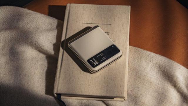 <b>Preț și disponibilitate Motorola RAZR 40 în România (-1000 lei la precomandă)</b>Prima zi a lunii iulie vine la pachet cu o surpriză și anume sosirea lui Motorola RAZR 40 pe plan local. Vorbim aici despre pliabilul nou Motorola, cel accesibil din duo, fiind cu 2000-3000 lei mai ieftin decât varianta RAZR 40 Ultra care apropo 