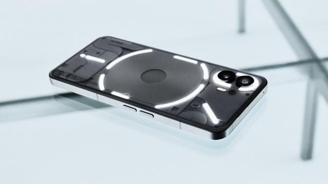 <b>Nothing Phone (2) se lansează astăzi; Iată cum urmărești debutul live de la ora 18:00 (ora României)</b>Această zi de 11 iulie 2023 este bifată în calendarul pasionaților tech drept ziua în care se lansează Nothing Phone (2), al doilea telefon al startup-ului Nothing ce a fost înființat de către Carl Pei, fost fondator OnePlus. După un prim telefon 