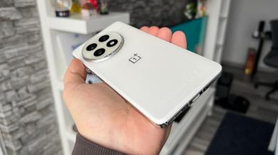 OnePlus 13: Design premium, mai ușor și mai subțire decât predecesorul + protecție Crystal Shield 