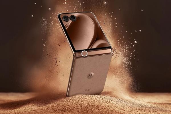 Motorola razr 50 ultra și edge 50 neo sunt disponibile acum la precomandă pe eMAG în culoare anului Pantone 2025 - Mocha Mousse