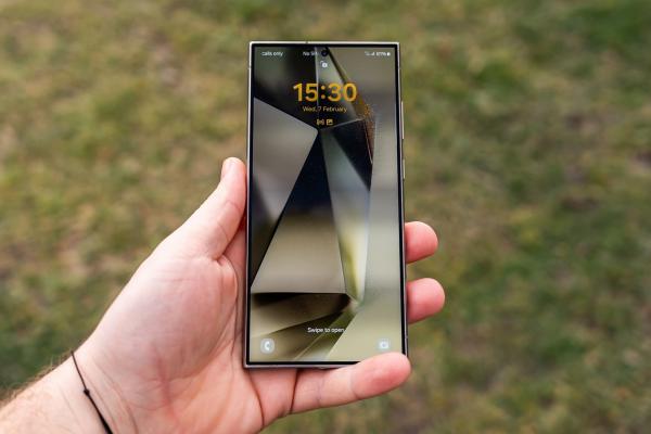 Seria Samsung Galaxy S24 primește animații mai rapide pentru deblocarea cu amprentă odată cu One UI 7