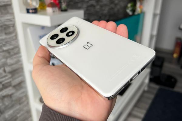 OnePlus 13: Design premium, mai ușor și mai subțire decât predecesorul + protecție Crystal Shield 