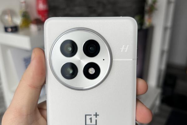 OnePlus 13 Unboxing: extra AI, nostalgia capturii pe peliculă, pregătit de gaming într-un corp elegant şi alb