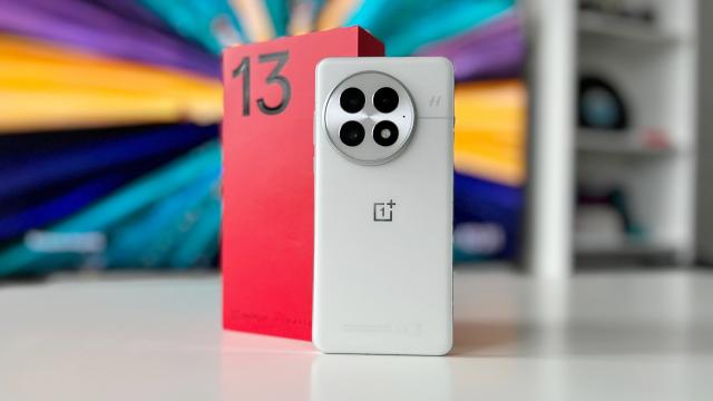 <b>OnePlus 13 review detaliat în limba română (evaluare Mobilissimo)</b>Înainte ca anul 2024 să își ia rămas bun de la noi, am avut ocazia să mai testez un flagship pe Mobilissimo.ro, unul special. Este vorba despre OnePlus 13, anunțat oficial pe data de 31 octombrie 2024 în China și la început de ianuarie