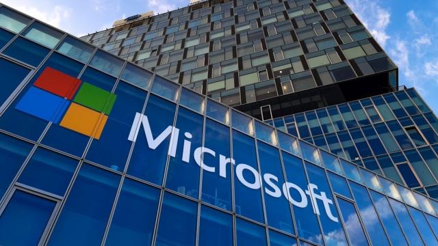 <b>Microsoft investește masiv în AI: 80 miliarde de dolari pentru centre de date în 2025</b>Microsoft a anunțat că în anul 2025 va aloca o sumă impresionantă de 80 de miliarde de dolari pentru construcția de centre de date capabile să susțină sarcini de lucru bazate pe inteligență artificială. Aproximativ 50% din această investiție va fi