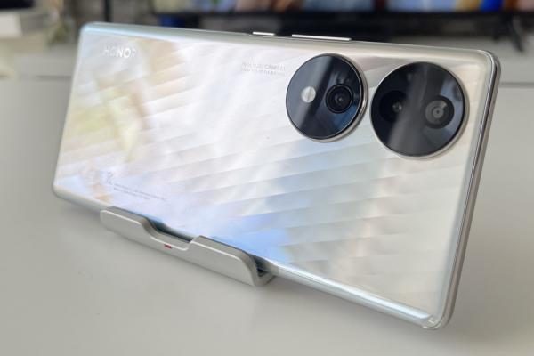 Honor 70: Design dichisit, cu "solzi" lucioşi care se visează a fi diamant