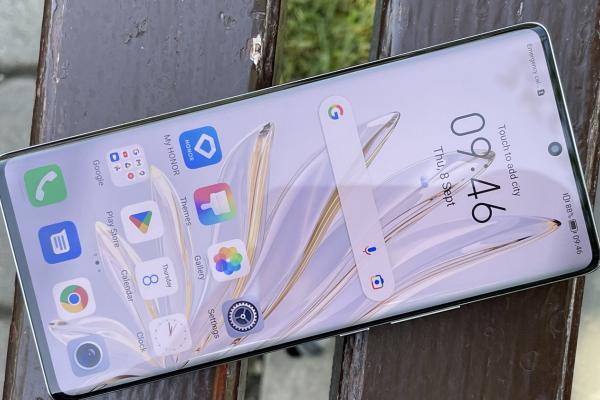 Honor 70: Display satisfăcător vizual, până la curburi