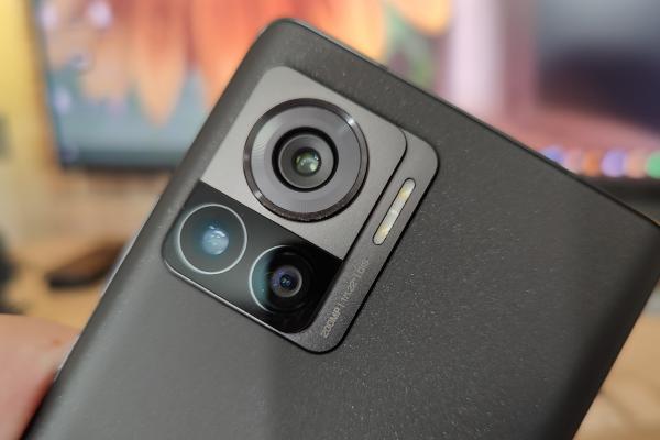 Motorola Edge 30 Ultra: Cameră excelentă după apus, la selfie şi prim planuri... când vrea