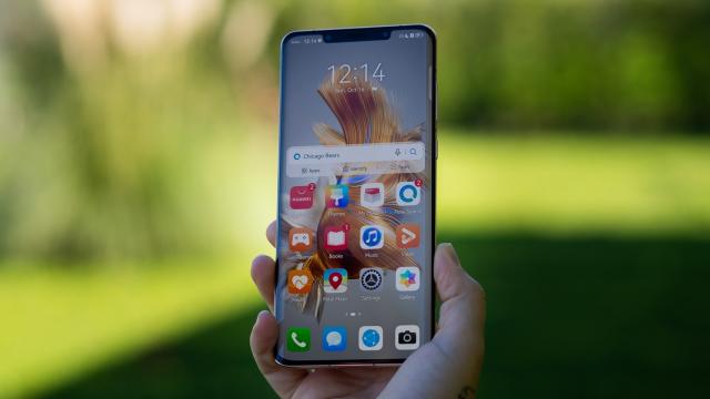<b>Huawei Mate 50 Pro: OS, UI, aplicaţii - primul contact cu EMUI 13 şi noile widgeturi Stacked</b>Huawei Mate 50 Pro rulează Android 12 cu EMUI 13 că interfaţa custom. E primul nostru contact cu interfaţa aceasta. Ea aduce widgeturi noi, ba chiar unele Stacked 3D, aşa cum se zvonea pentru iOS 16, dar nu s-au mai concretizat. Putem crea combo-uri