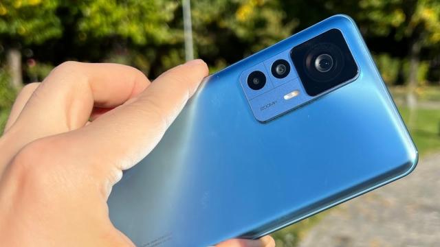 <b>Xiaomi 12T Pro: Cameră bună în parc şi la concert, între high midrange şi flagship</b>Xiaomi 12T Pro este al doilea telefon cu cameră de 200 de megapixeli pe care îl testăm, după Motorola Edge 30 Ultra. Are acelaşi senzor în spate, un Samsung ISOCELL HP1, dar hai să începem cu începutul. Avem la dispoziţie o cameră selfie de 20 de