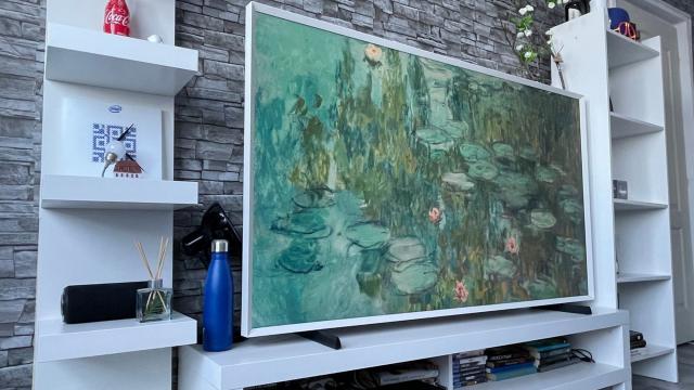 <b>Prezentare Samsung the Frame 2022: televizor QLED artistic, cameleonul sufrageriei tale cu multiple rame</b>Prinşi între eterna curăţenie de primăvară şi curăţenie de iarnă, ne vom chinui uneori să redecorăm casa şi ne vom trezi cu o mogâldeaţă neagră şi amenințătoare în sufragerie. E vorba despre televizor. Samsung a schimbat paradigma asta încă