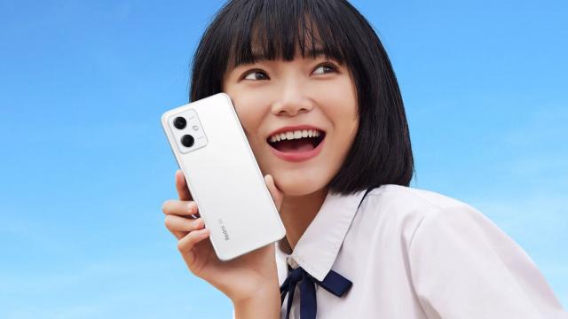 <b>Redmi Note 12 5G a debutat, cu procesor Snapdragon 4 Gen1, ecran OLED de 120 Hz</b>Xiaomi a inaugurat astăzi nu doar seria Redmi Note 12, ci şi un procesor nou, Qualcomm Snapdragon 4 Gen 1. Acesta tocmai a debutat pe Redmi Note 12 5G, cel mai accesibil terminal din gama. Deocamdată aceste produse au debutat doar în China