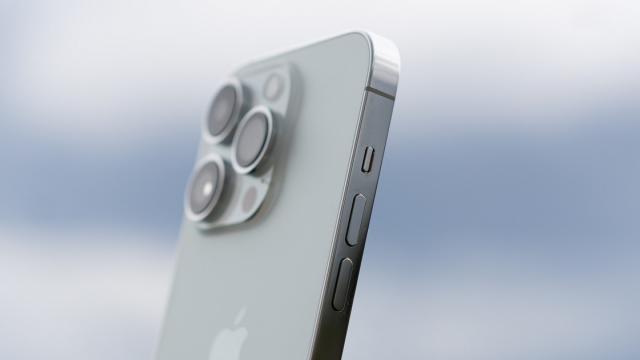 <b>Apple ar putea integra butoane capacitive de volum și de blocare pe iPhone 15 Pro, conform analistului Ming-Chi Kuo</b>Seria iPhone 14 tocmai ce a debutat, dar o mulțime de zvonuri cu privire la următoarea generație de smartphone-uri Apple au apărut pe web. Mink-Chi Kuo, analist în cadrul TF International Securities, susține că Apple ar dori să includă butoane capacitive