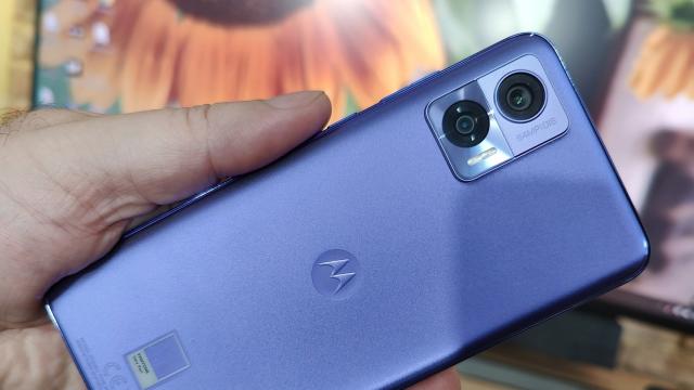 <b>Motorola Edge 30 Neo: Hardware cu surprize la încărcare, camera principală</b>Motorola Edge 30 Neo este în anumite privinţe un Motorola Edge 30 Lite, doar că faţă de Motorola Edge 20 Lite are ecran considerabil mai mic. Trecem de la o diagonală de 6.7 inch la una de 6.28 inch şi de la un OLED la un P-OLED. Rezoluţia