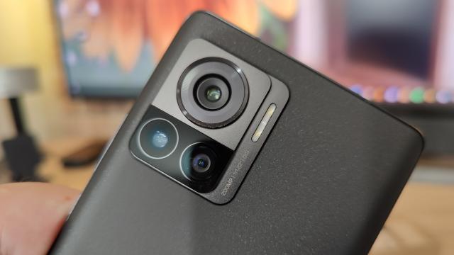 <b>Motorola Edge 30 Ultra: Cameră excelentă după apus, la selfie şi prim planuri... când vrea</b>Motorola Edge 30 Ultra începe bine lista de specs ale camerei, direct cu un generos senzor selfie de 60 de megapixeli, decupat în ecran. Fix aşa ceva am avut şi la Motorola Edge 30 Pro. Are senzor OmniVision OV60A, cu pixeli de 0.61 microni.