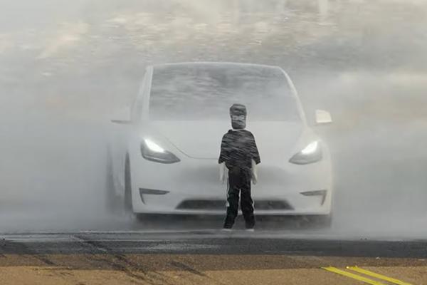 Tesla - Sistem autonom de șofat, păcălit