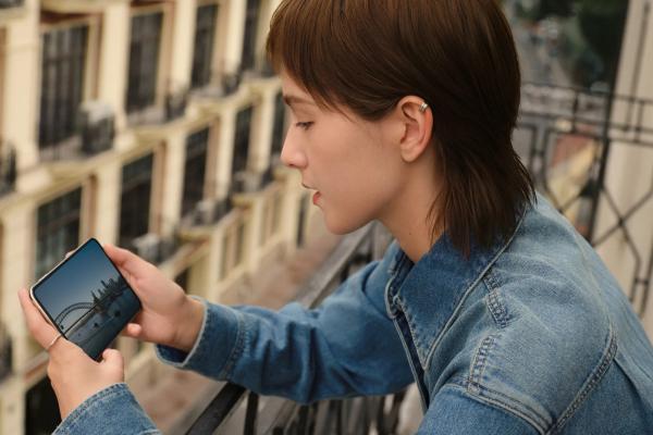 HUAWEI rezolvă problema smartphone-urilor pliabile tip Fold; Pura X îți permite să folosești tot ecranul pentru consum video