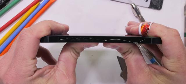 iPhone 16e trece testul de durabilitate al lui JerryRigEverything; E rezistent, iar bateria sa e ușor de înlocuit (Video)