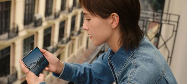 HUAWEI rezolvă problema smartphone-urilor pliabile tip Fold; Pura X îți permite să folosești tot ecranul pentru consum video