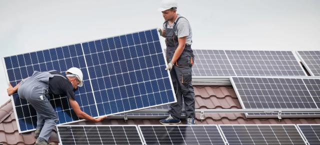 Soarele devine prima sursă de energie electrică a României, cu o producţie record de 1600 MW