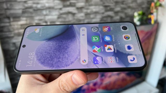 <b>Xiaomi 15: Display plat cu muchii foarte înguste, OLED, LTPO și foarte luminos</b>Ecranul lui Xiaomi 15 este unul compact pentru trendurile actuale, chiar dacă la 6.36 inch nu pare deloc mic. Ținând cont de faptul că variantele Pro și Pro Max urcă până la 6.9 inch chiar, ecranul modelului de față este mic