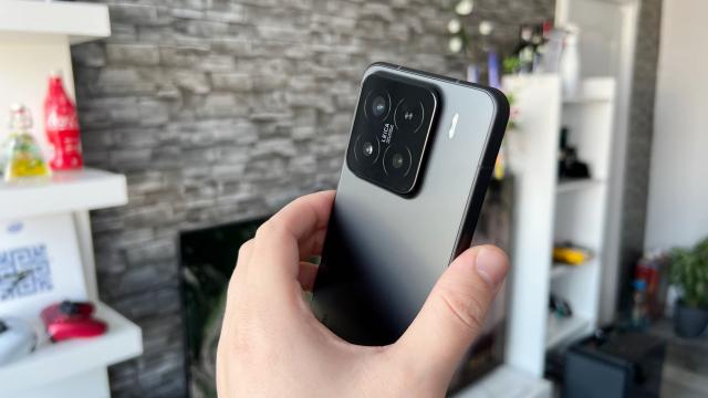 <b>Xiaomi 15: Hardware deschizător de drumuri, printre primele de pe piață cu Snapdragon 8 Elite</b>Xiaomi 15 este unul dintre primele smartphone-uri de pe piață echipate cu procesor Snapdragon 8 Elite, iar acum la lansarea globală nu mai este chiar primul pe care punem mâna. Acest procesor este dezvoltat pe seama procesului 