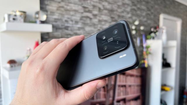 <b>Xiaomi 15 review detaliat în limba română (Evaluare Mobilissimo)</b>Telefoanele mari sunt un blestem pentru cei cu încheieturi fine sau palme mici, ca mine. Mai ales dacă sunt colţuroase. De aceea parcă iau o pauză de fiecare dată când testez un telefon mic. Ca iPhone 16, ca Galaxy S25 şi mai nou
