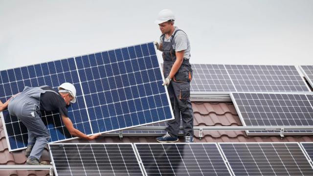 <b>Soarele devine prima sursă de energie electrică a României, cu o producţie record de 1600 MW</b>România cunoaşte un moment istoric în segmentul energetic: Soarele a devenit sursa de energie numărul 1 în ţara noastră, după ce s-au înregistrat peste 1600 MW din panouri fotovoltaice. Recordul a fost atins astăzi la jumătatea 