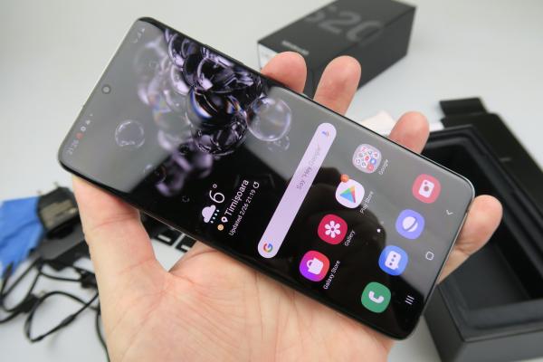 Samsung Galaxy S20 Ultra 5G: Display cu refresh rate mare, imersiv, luminos