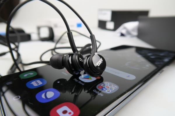 Samsung Galaxy S20 Ultra 5G: Acustică bine calibrată, stereo la posturi, nu foarte gălăgios, dar cu atât mai plăcut