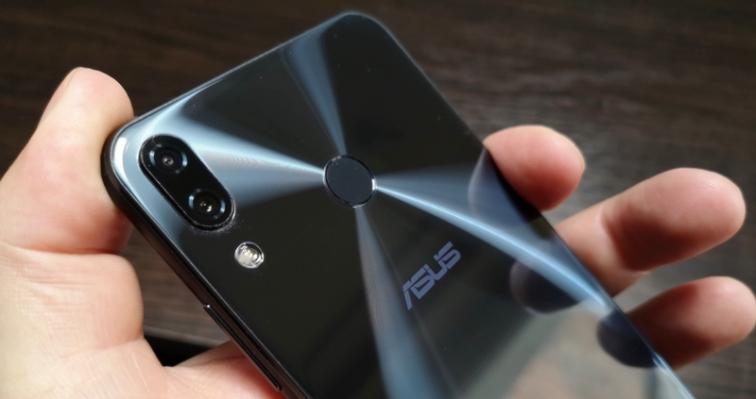 ASUS ZenFone 5z încă se mai găsește la vânzare și îl poți cumpăra de pe TomTop, cu livrare din depozit european