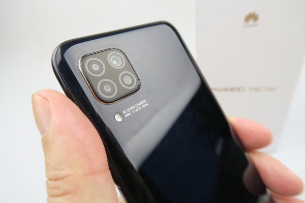 Huawei P40 Lite Unboxing: telefon quad camera cu cea mai rapidă încărcare din zona midrange (Video)