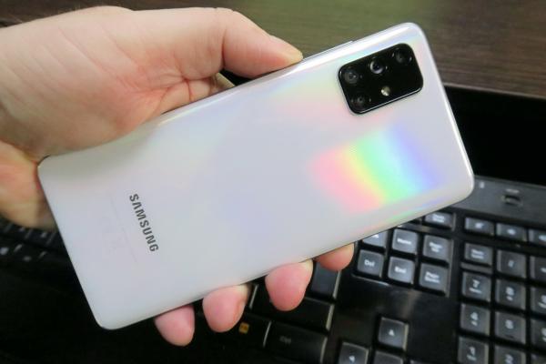 Samsung Galaxy A71: Design din policarbonat, dar arătos, confortabil şi uşor