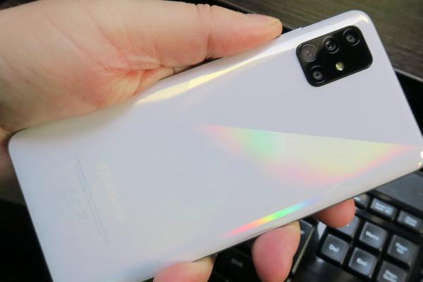 Samsung Galaxy A51: Design sidefat, arătos, aderență OK a carcasei