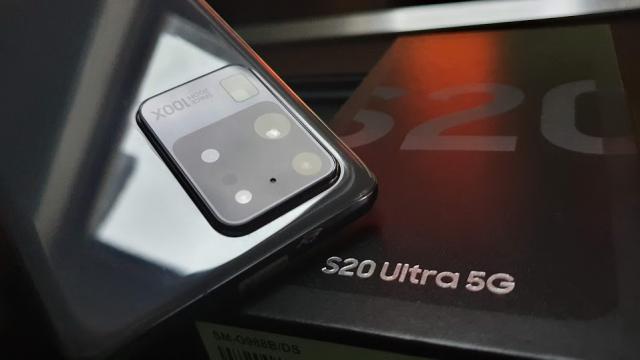 <b>Samsung Galaxy S20 Ultra 5G Review în Română</b>Samsung a simţit nevoia să pluseze în 2020 dincolo de cele două-trei telefoane Galaxy S pe care le lansează de obicei. În general avem un model de bază, un Plus si un S10e, dar şi S10 Lite mai nou. De această dată s-a mers pe un model de bază, S20, un S20